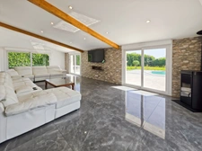 MAISON CONTEMPORAINE DE STANDING AVEC PISCINE – COMMENAILLES (JURA)