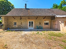 Maison en pierre rénovée avec dépendances –  Terrain de 2 200 m²
