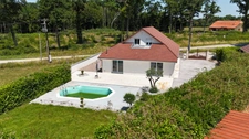 MAISON CONTEMPORAINE DE STANDING AVEC PISCINE – COMMENAILLES (JURA)