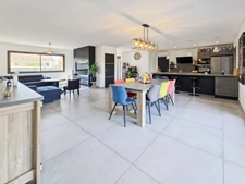 Maison contemporaine de plain-pied avec piscine enterrée et jacuzzi – Beaufort-Orbagna