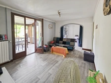 MONTMOROT – Maison indépendante 3 chambres avec jardin, sous-sol complet, 2 garages et dépendance