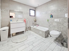Maison contemporaine de plain-pied avec piscine enterrée et jacuzzi – Beaufort-Orbagna