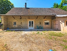 Maison en pierre rénovée avec dépendances –  Terrain de 2 200 m²