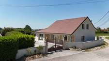 MAISON CONTEMPORAINE DE STANDING AVEC PISCINE – COMMENAILLES (JURA)