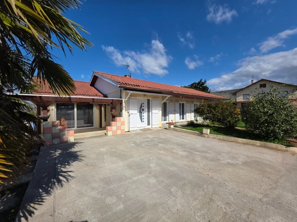 EXCLUSIVITÉ – Maison familiale de 156 m² avec terrain arboré de 1500 m² à SAINT AMOUR (39)