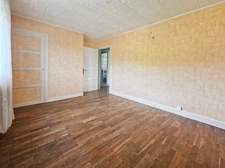 MONTMOROT – Maison indépendante 3 chambres avec jardin, sous-sol complet, 2 garages et dépendance