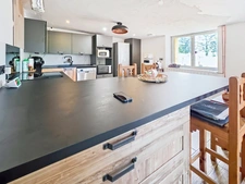 Maison en pierre rénovée avec dépendances –  Terrain de 2 200 m²