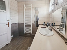 MONTMOROT – Maison indépendante 3 chambres avec jardin, sous-sol complet, 2 garages et dépendance