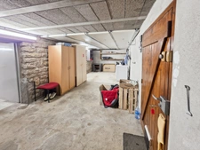 MONTMOROT – Maison indépendante 3 chambres avec jardin, sous-sol complet, 2 garages et dépendance