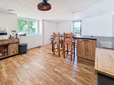 Maison en pierre rénovée avec dépendances –  Terrain de 2 200 m²