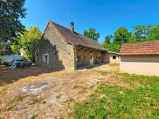 Maison en pierre rénovée avec dépendances –  Terrain de 2 200 m²