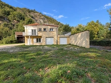 SAINT-BARTHÉLEMY-DE-VALS (26) – MAISON AMÉNAGÉE EN DEUX APPARTEMENTS – TERRAIN D’ENVIRON 7 000 M²