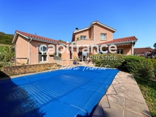 🏡 Family Home with Pool, Open Views & Great Potential – Impasse des Coteaux d’Amancey, Châtillon (69380)