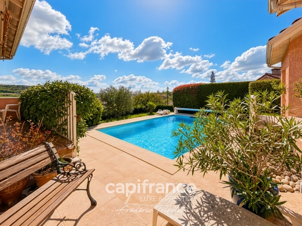 Maison familiale avec piscine et vue dégagée à Châtillon-d’Azergues