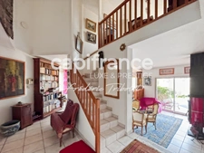 🏡 Family Home with Pool, Open Views & Great Potential – Impasse des Coteaux d’Amancey, Châtillon (69380)