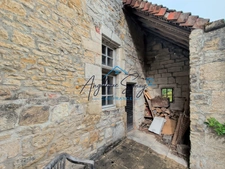 ARLAY – DEMEURE EN PIERRE DU XVIe SIÈCLE, TOUR ET CAVE VOÛTÉE