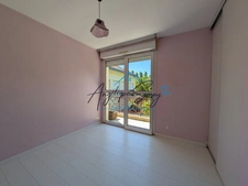 Peace, comfort and amenities: discover this 2-bedroom apartment in the heart of a leafy residence