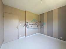 Peace, comfort and amenities: discover this 2-bedroom apartment in the heart of a leafy residence