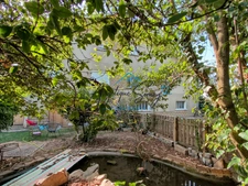 Maison jumelée avec jardin arboré, mezzanine et grand garage ».