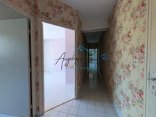 Peace, comfort and amenities: discover this 2-bedroom apartment in the heart of a leafy residence