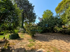Semi-detached house with landscaped garden, mezzanine and large garage. VAULX EN VELIN