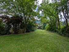 Peace, comfort and amenities: discover this 2-bedroom apartment in the heart of a leafy residence