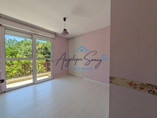 Peace, comfort and amenities: discover this 2-bedroom apartment in the heart of a leafy residence