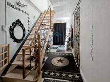 Maison jumelée avec jardin arboré, mezzanine et grand garage ».