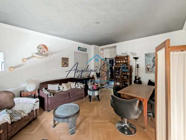 Maison avec jardin arboré, mezzanine et grand garage.VAULX EN VELIN
