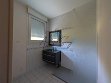 Peace, comfort and amenities: discover this 2-bedroom apartment in the heart of a leafy residence
