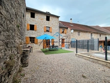 ❤️ COUP DE CŒUR À BAUME-LES-MESSIEURS ! Maison mitoyenne en pierre rénovée, 5 chambres et beaux volumes.