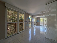 Peace, comfort and amenities: discover this 2-bedroom apartment in the heart of a leafy residence