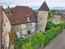 ARLAY – DEMEURE EN PIERRE DU XVIe SIÈCLE, TOUR ET CAVE VOÛTÉE