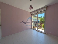 Peace, comfort and amenities: discover this 2-bedroom apartment in the heart of a leafy residence