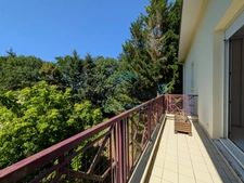 Peace, comfort and amenities: discover this 2-bedroom apartment in the heart of a leafy residence