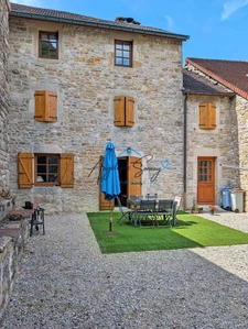 ❤️ COUP DE CŒUR À BAUME-LES-MESSIEURS ! Maison mitoyenne en pierre rénovée, 5 chambres et beaux volumes.