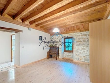 ❤️ COUP DE CŒUR À BAUME-LES-MESSIEURS ! Maison mitoyenne en pierre rénovée, 5 chambres et beaux volumes.