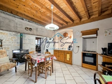 ❤️ COUP DE CŒUR À BAUME-LES-MESSIEURS ! Maison mitoyenne en pierre rénovée, 5 chambres et beaux volumes.