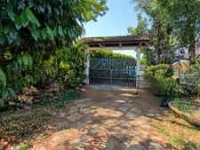 Semi-detached house with landscaped garden, mezzanine and large garage. VAULX EN VELIN