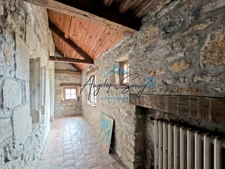 ARLAY – DEMEURE EN PIERRE DU XVIe SIÈCLE, TOUR ET CAVE VOÛTÉE