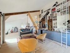 Semi-detached house with landscaped garden, mezzanine and large garage. VAULX EN VELIN