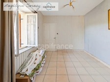 LOUHANS – 202 m² / 6 CHAMBRES / 2 500 m² / 4 GARAGES – UN POTENTIEL RARE !
