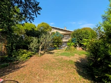 Semi-detached house with landscaped garden, mezzanine and large garage. VAULX EN VELIN