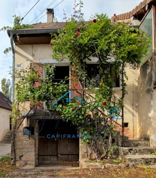 CESANCEY — Maison à rénover avec balcon, combles aménageables