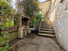 Maison jumelée avec jardin arboré, mezzanine et grand garage ».