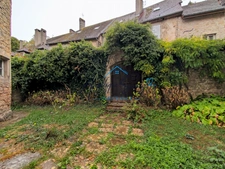 ARLAY – DEMEURE EN PIERRE DU XVIe SIÈCLE, TOUR ET CAVE VOÛTÉE