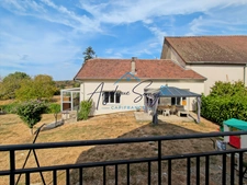 🏡 MANTRY – Maison mitoyenne avec maisonnette en pierre et beaux volumes  