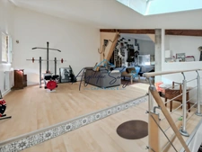 Maison jumelée avec jardin arboré, mezzanine et grand garage ».
