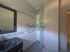 Peace, comfort and amenities: discover this 2-bedroom apartment in the heart of a leafy residence