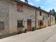 ❤️ COUP DE CŒUR À BAUME-LES-MESSIEURS ! Maison mitoyenne en pierre rénovée, 5 chambres et beaux volumes.